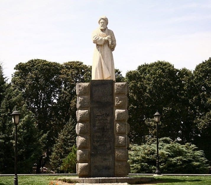 مجسمه یادبود ابوعلی سینا در همدان