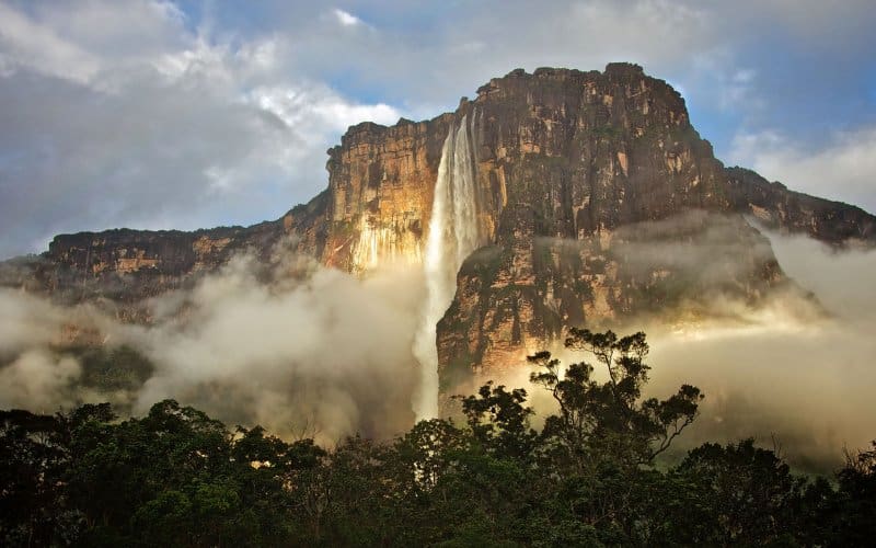آبشار آنجل یکی از زیباترین مکان های جهان در ونزوئلا قرار دارد